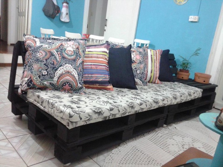 Couch Made Out of Wood Pallets – Pallet Wood Projects
