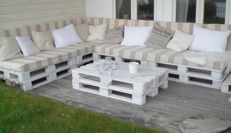 Couch Made Out of Wood Pallets – Pallet Wood Projects