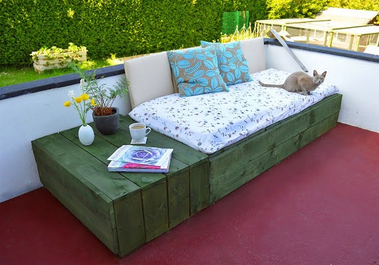 Wooden Pallet Outdoor Daybed