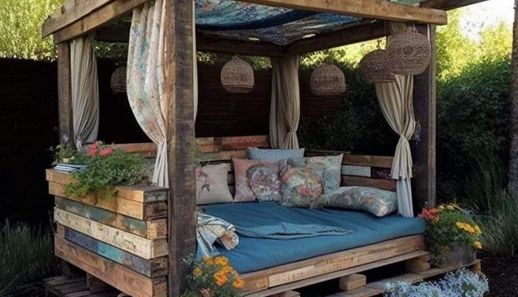 Pallet Garden Daybed Idea