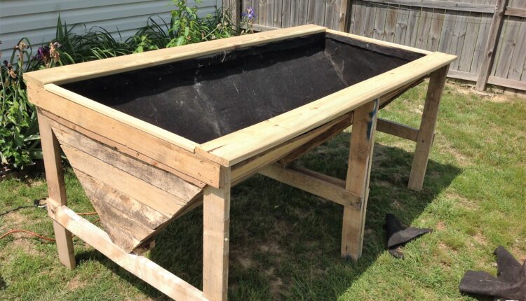 Wood Pallet Rasied Garden Bed