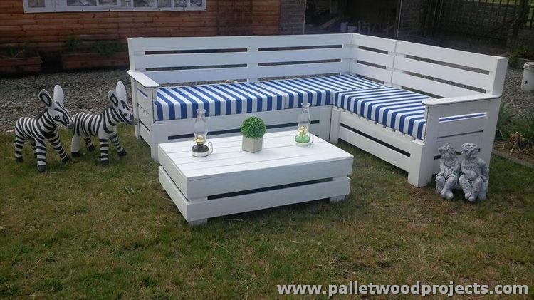 Pallet Garden Corner Couch with Table
