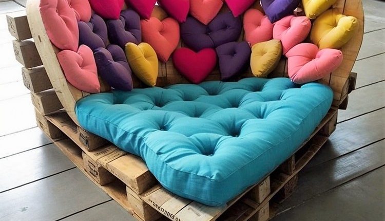 Pallet Heart Shaped Couch Idea (4)