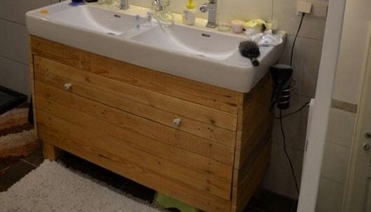 Wood Pallet Bathroom Idea