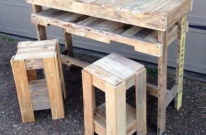 Pallet-Bar-Table-and-Stools (1)