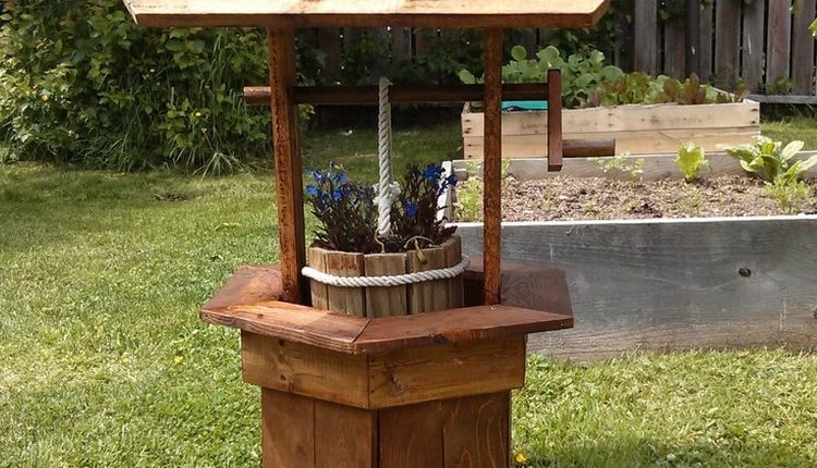 Wood Pallet Wishing Well Planter