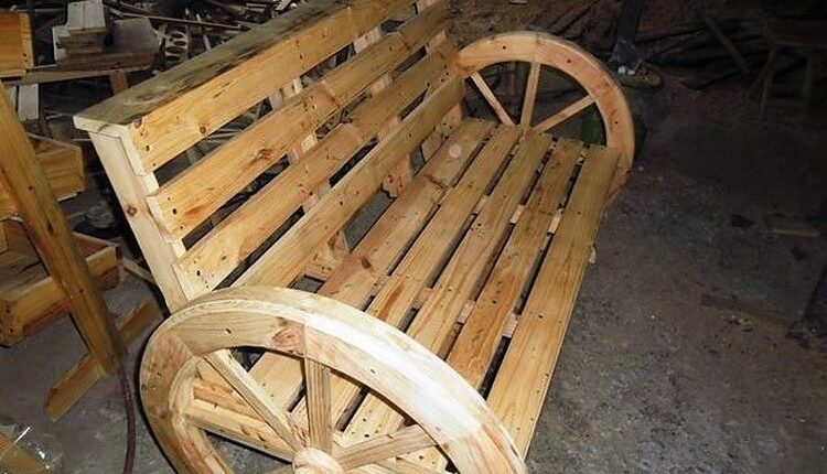 DIY Pallet Bench with Round Wheels