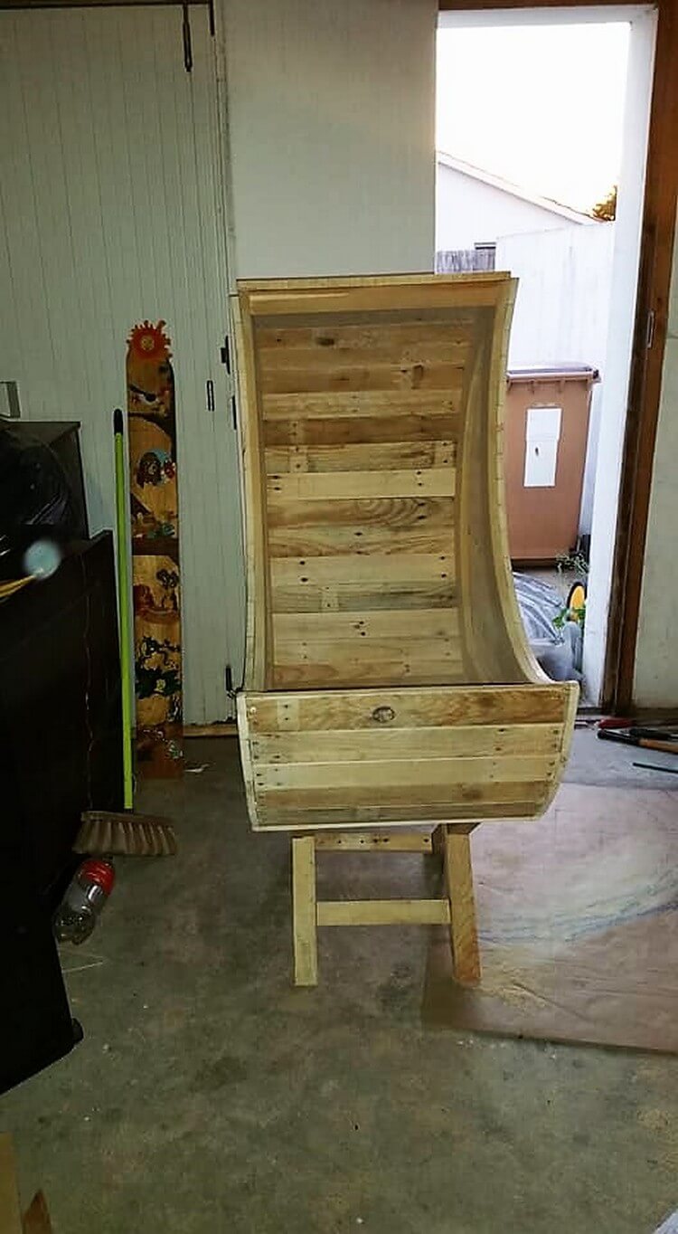 Wood Pallets Half Moon Cradle Chair