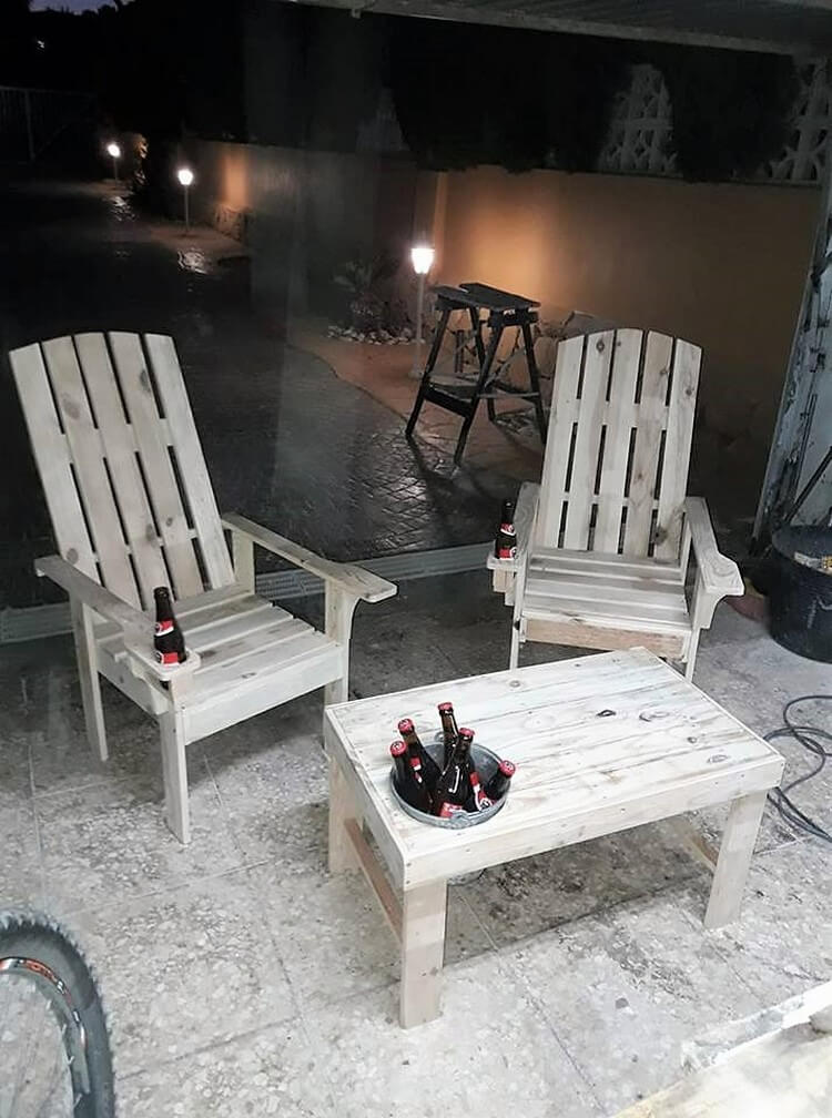 Recycled Pallet Chairs and Table