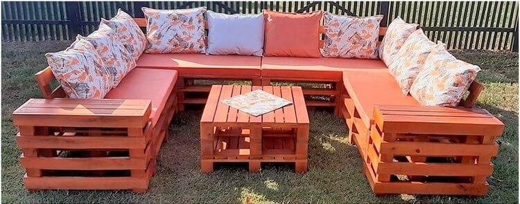 U-Shaped-Pallet-Couch-and-TAble