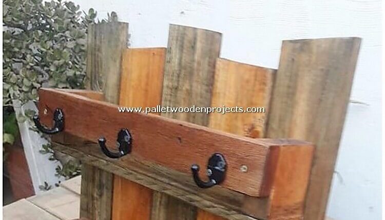 DIY-Pallet-Shelf-with-Coat-Rack
